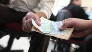 Peruanos pobres destinan el 5% de ingresos para pagar coimas a funcionarios públicos, según la PCM