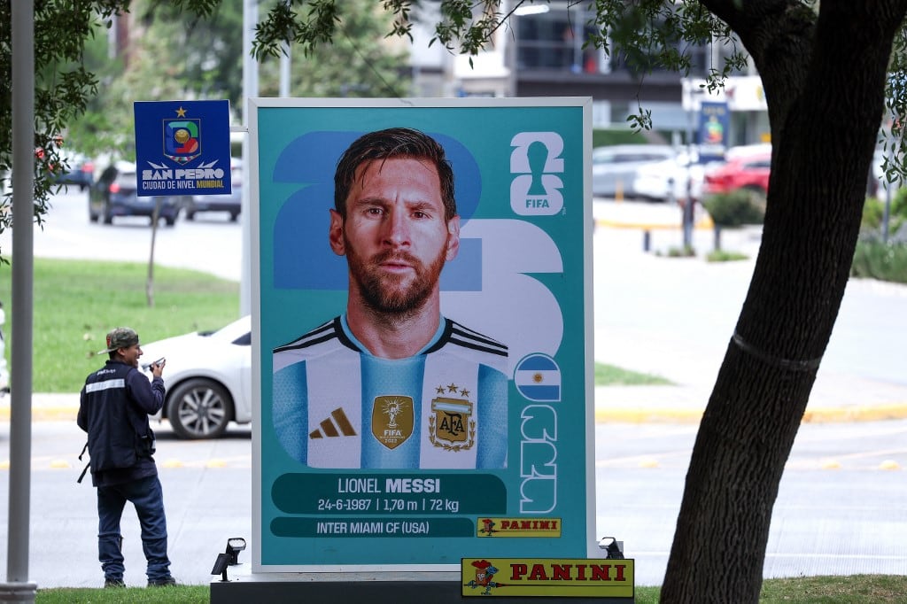 Una gran pegatina de Panini con la imagen del delantero argentino Lionel Messi aparece en una calle de San Pedro Garza García, cerca de Monterrey, México, el 9 de junio de 2026, antes del Mundial de Fútbol de 2026. (Foto de Julio César Aguilar / AFP)