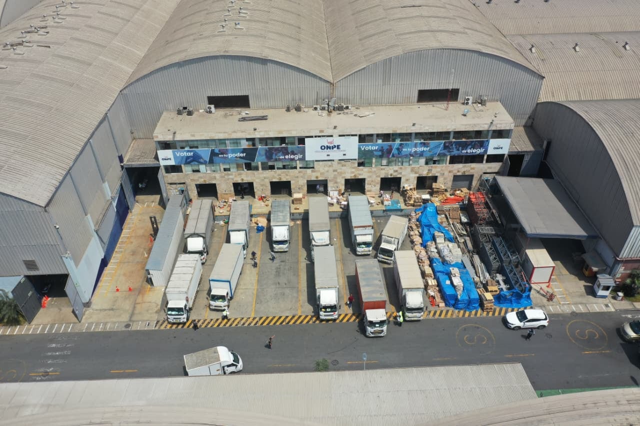 Camiones de empresa Gálaga esperando ser descargados por personal de la ONPE el último 13 de abril. (Foto: Julio Reaño / GEC.)