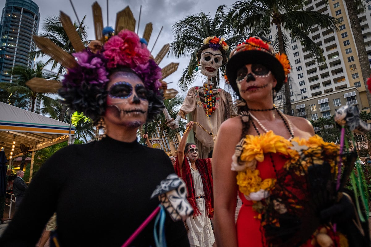Personas vestidas como Catrina. (Foto de Giorgio Viera / AFP)