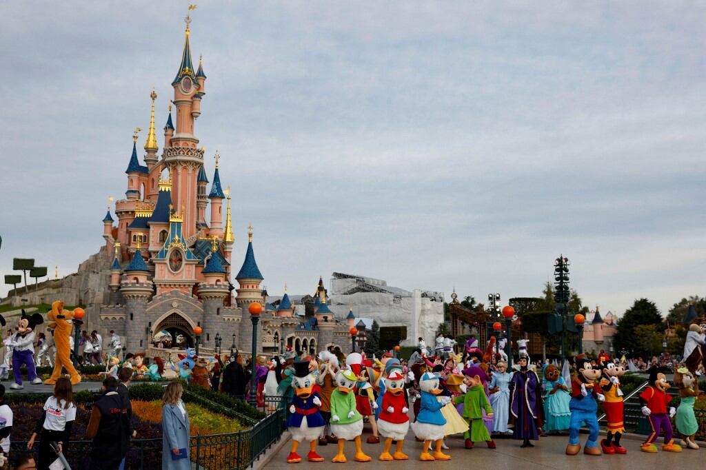 El elenco de Disney participa en un desfile durante la ceremonia del centenario de Walt Disney Company, celebrada en Disneyland París, en Marne-la-Vallée, al este de París, el 16 de octubre de 2023. (Foto de Ian LANGSDON / AFP)