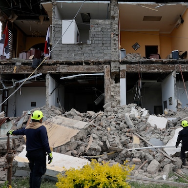 Socorristas observan una edificación afectada por el terremoto de magnitud 7,7 que sacudió el sureste de Panamá, cerca a la localidad de Tonosí, epicentro del temblor, en Penonomé, el 9 de octubre de 2026. (Bienvenido Velasco / EFE)