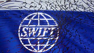 Rusia y China trabajan en una solución para bloqueo al sistema Swift, dice legislador ruso