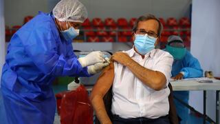Alcalde de Miraflores fue vacunado con la primera dosis de Pfizer