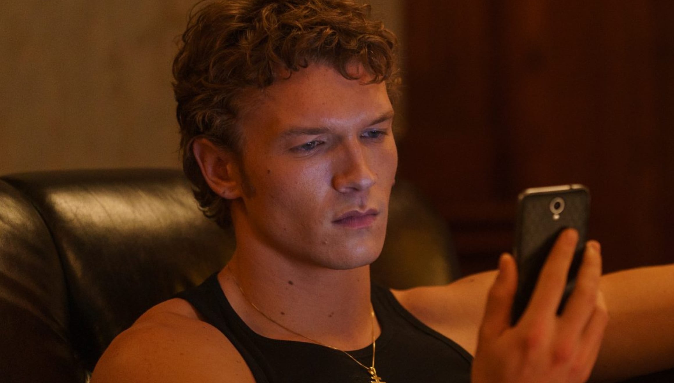 Connor Storrie como Ilya Grigoryevich Rozanov en una escena de la serie dramática "Heated Rivalry" (Foto: Accent Aigu Entertainment / Crave)