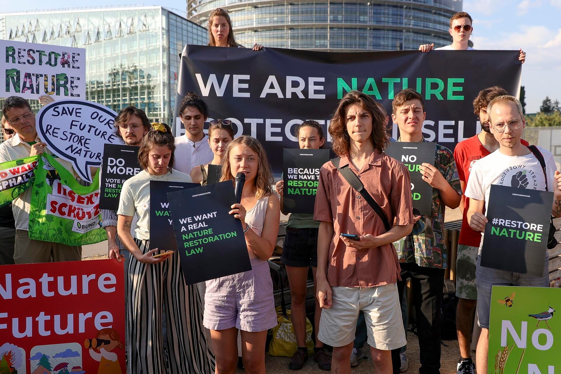 A esta concentración también se sumó la joven activista climática Greta Thunberg con un mensaje para los diputados que aún dudan qué votar este miércoles. (Foto: EFEverde)