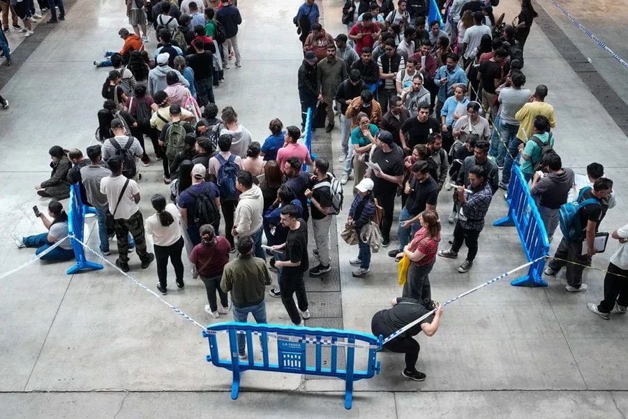 La secretaria de Estado de Migraciones hizo un llamamiento a la calma a los migrantes que todavía no han podido presentar la documentación. Foto: EFE