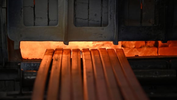 Barras de cobre en el horno de la fábrica de cobre Valjaonica Bakra Sevojno AD en Sevojno, Serbia, el miércoles 27 de marzo de 2024. Fotógrafo: Oliver Bunic/Bloomberg