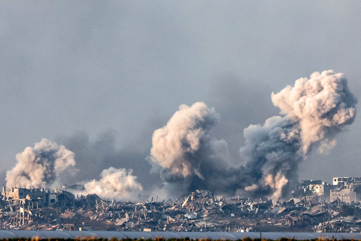 El humo se eleva sobre el norte de la Franja de Gaza durante un bombardeo de Israel el 14 de diciembre de 2023. (Foto de JACK GUEZ / AFP).