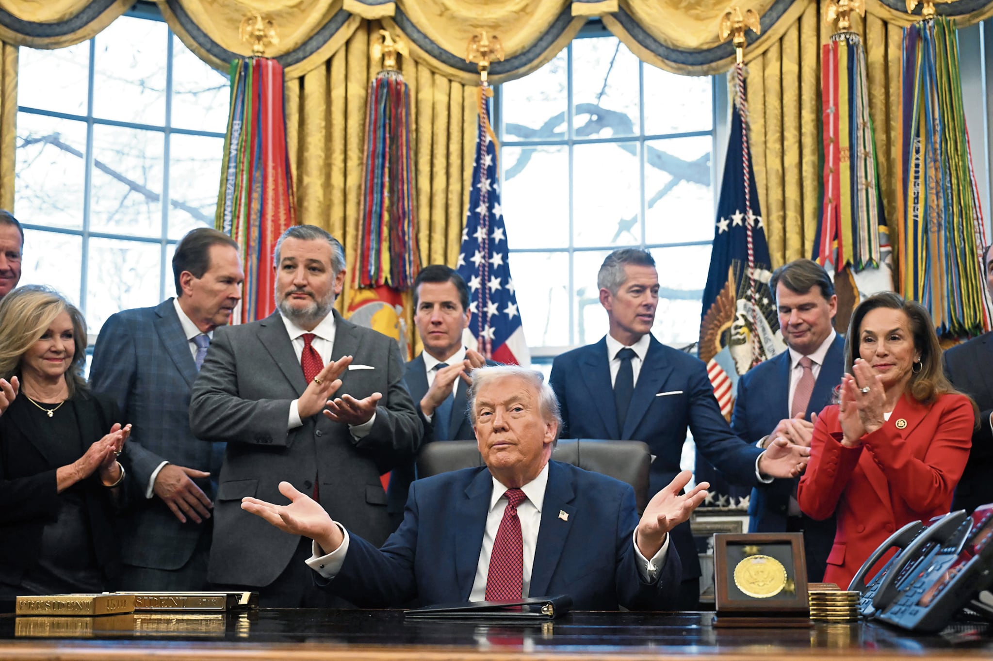 Políticas económicas de Trump hacen prever un deterioro de la actividad en EE.UU., lo que debilita al dólar. (Photo by ANDREW CABALLERO-REYNOLDS / AFP)