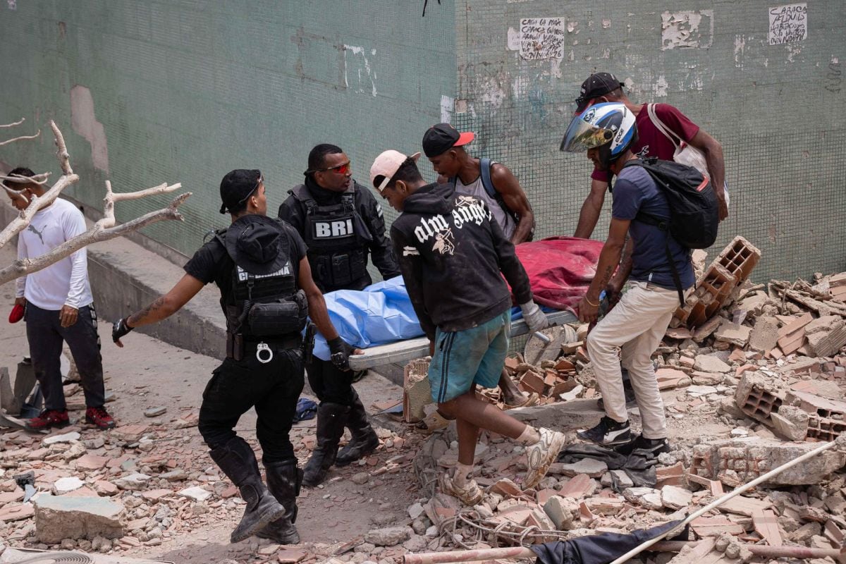 Voluntarios rescatan una víctima mortal este jueves, entre los escombros de edificios afectados por los terremotos en La Guaira (Venezuela). (Foto: EFE/ Ronald Peña R.)