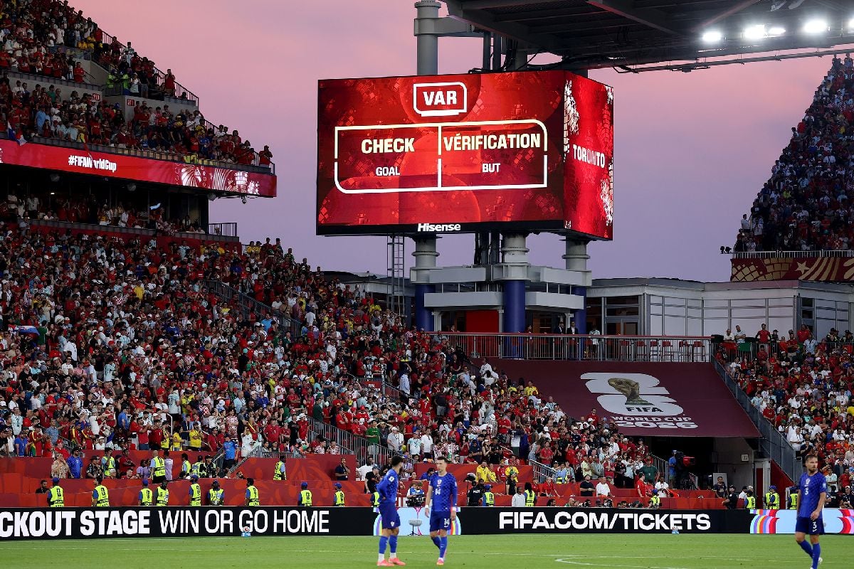 Revisión del VAR de un intento de gol de Croacia durante el partido de dieciseisavos de final contra Portugal en el Estadio de Toronto el 2 de julio.