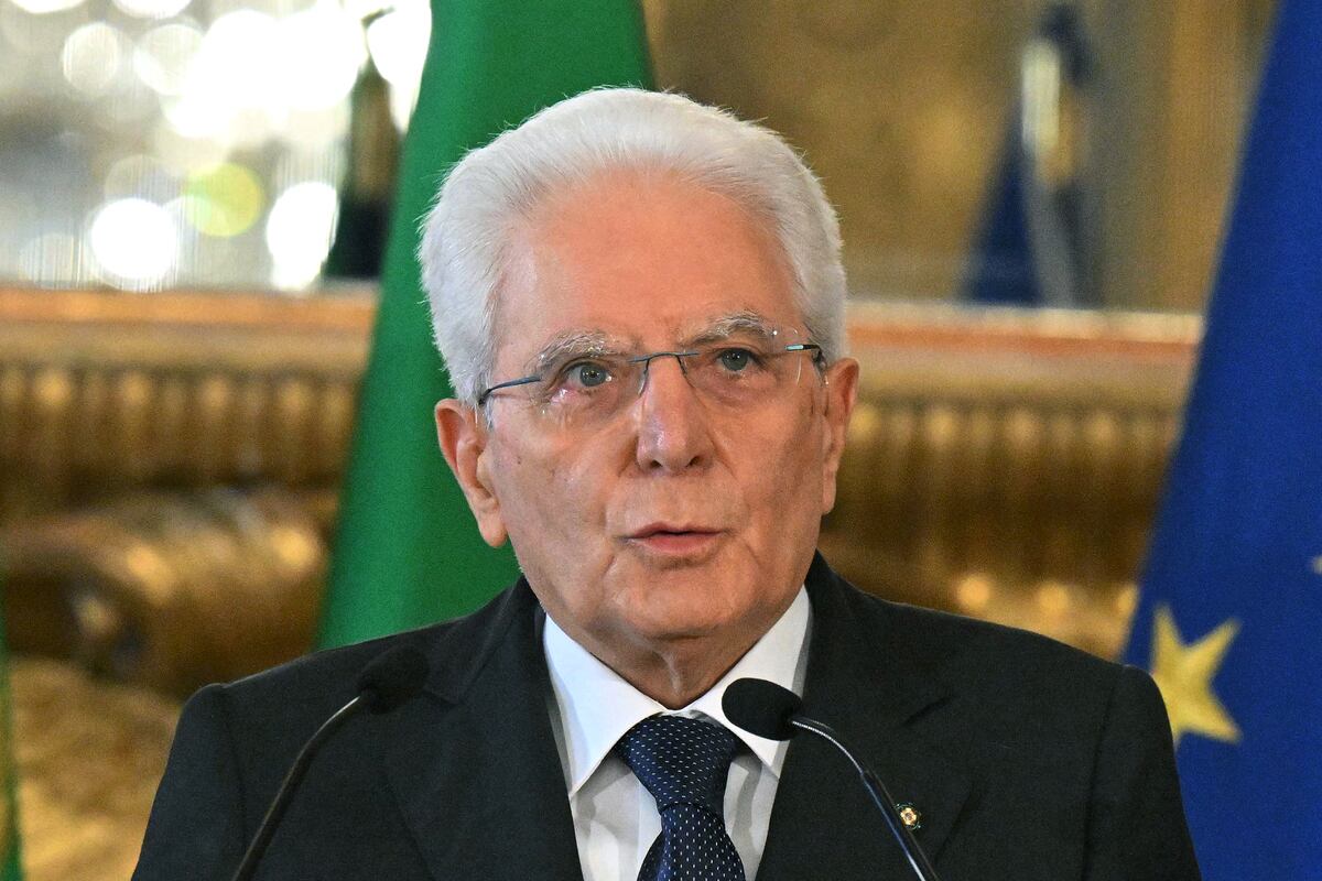 El presidente de Italia, Sergio Mattarella, habla con los medios de comunicación en el Palacio del Quirinale en Roma, el 21 de julio de 2022. (Foto: Tiziana FABI / AFP)