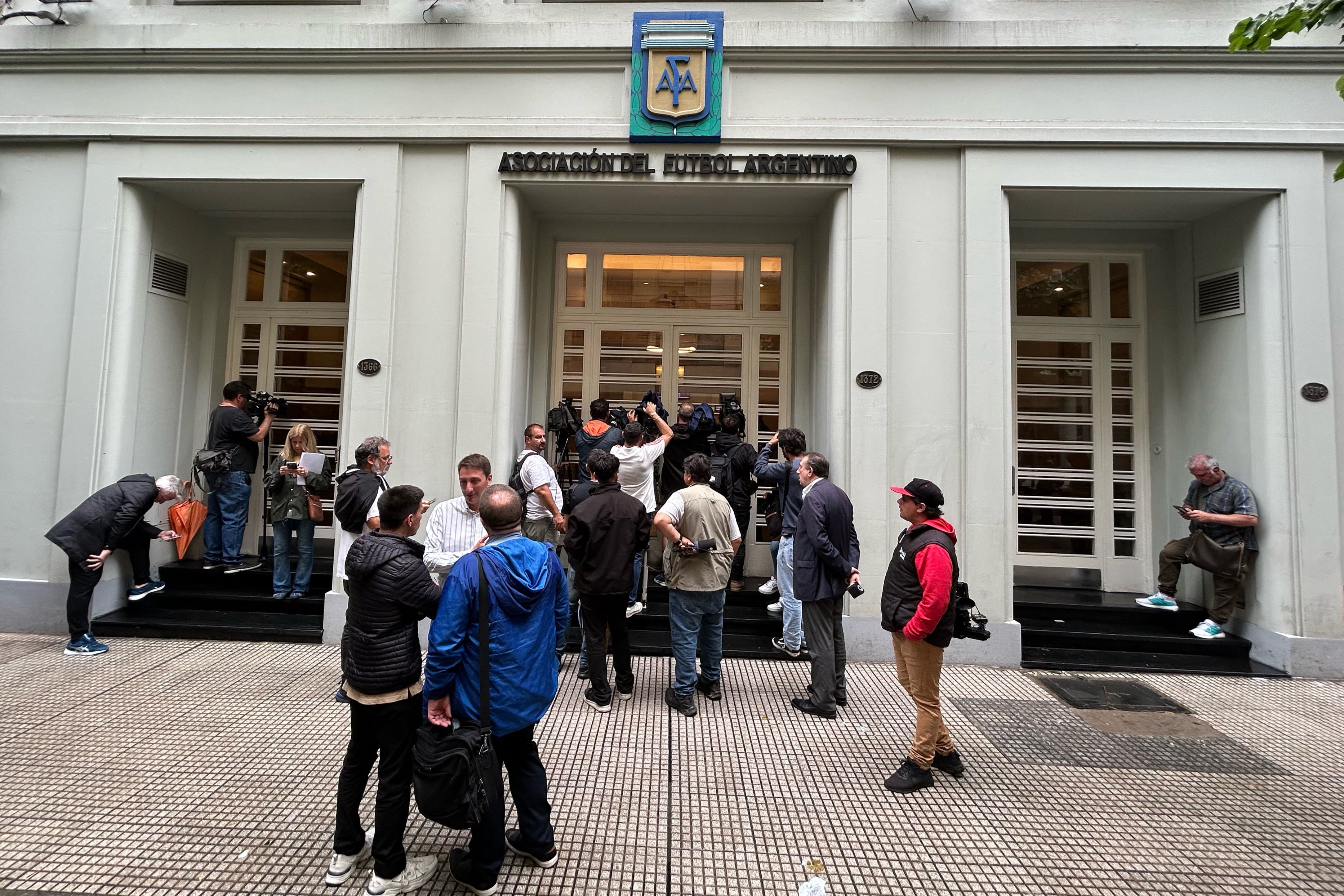 Allanan sede de la AFA y clubes argentinos por investigación a financiera acusada de lavado de dinero. Foto: Juan Mabromata / AFP