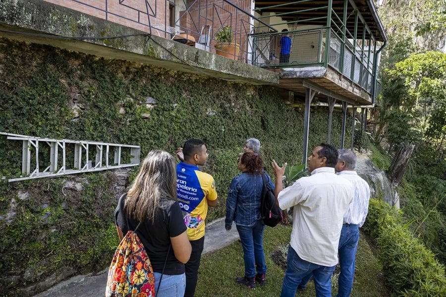 Empleados gubernamentales observan el exterior de una casa afectada tras ataque de EE.UU., este martes, en Caracas (Venezuela). EFE/ Miguel Gutiérrez