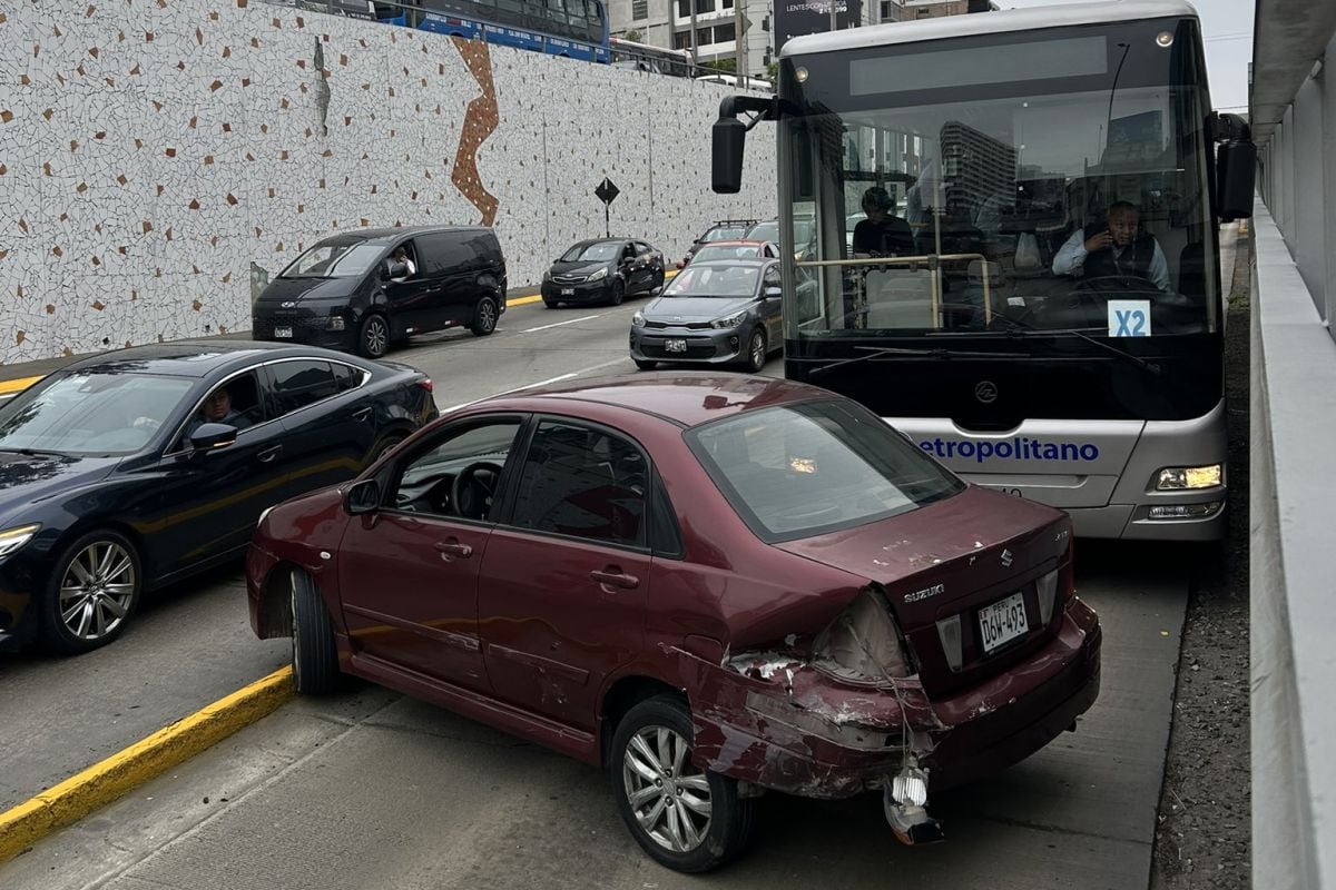 Vehículo termina frente a bus del Metropolitano luego de accidente en Miraflores. Foto: @alvaroarvicente/X