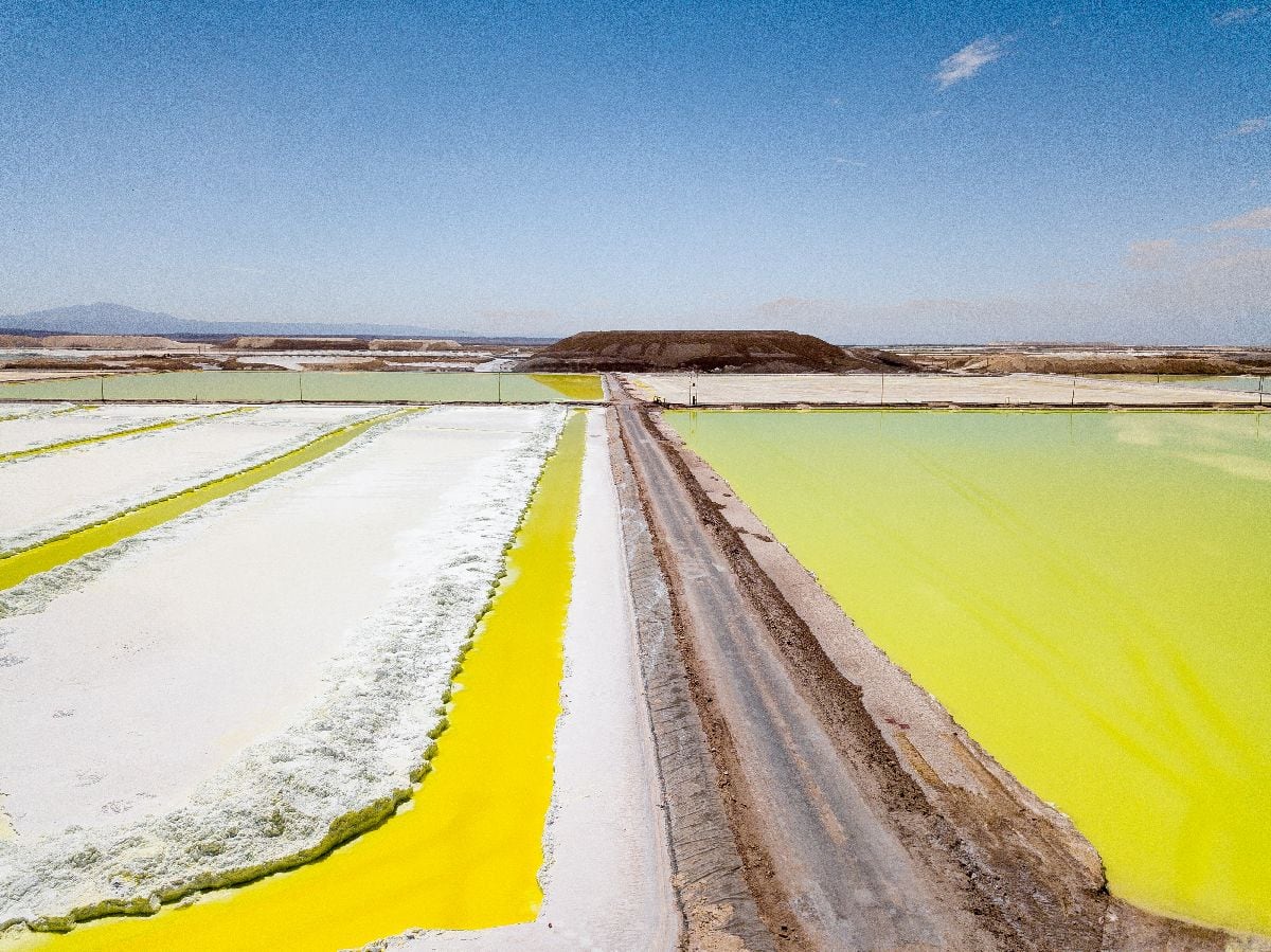 Balsas de salmuera en una mina de litio de la Sociedad Química y Minera de Chile (SQM) en el Salar de Atacama, en el Desierto de Atacama, Chile, el miércoles 13 de marzo de 2024. Fotógrafo: Cristóbal Olivares/Bloomberg