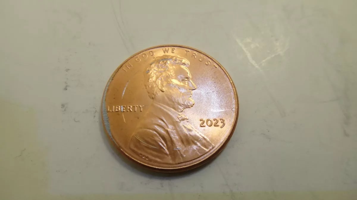 Así se ve una moneda de 1 centavo de 2023 que tiene un error de acuñación (Foto: eBay)