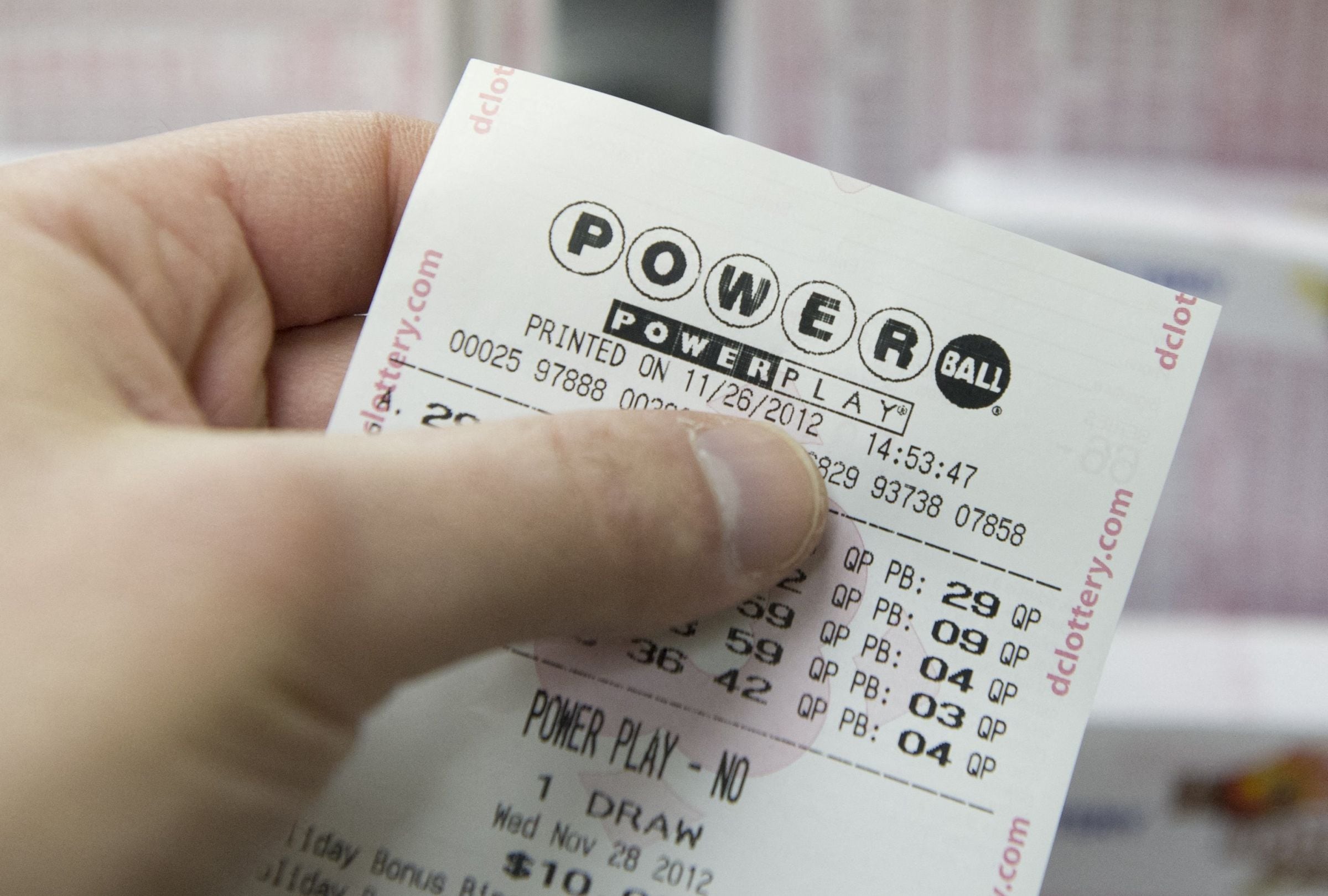 En esta nota conocerás los resultados del sorteo del Powerball del miércoles 11 de febrero y descubrir si alguien se quedó con el premio mayor. (Foto: SAUL LOEB / AFP)