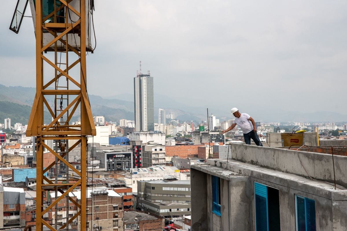 Un trabajador en la terraza de un edificio del proyecto de viviendas Paraíso Central en construcción en Cali, Colombia, el miércoles 5 de enero de 2023. Fotógrafo: Jair F. Coll/Bloomberg
