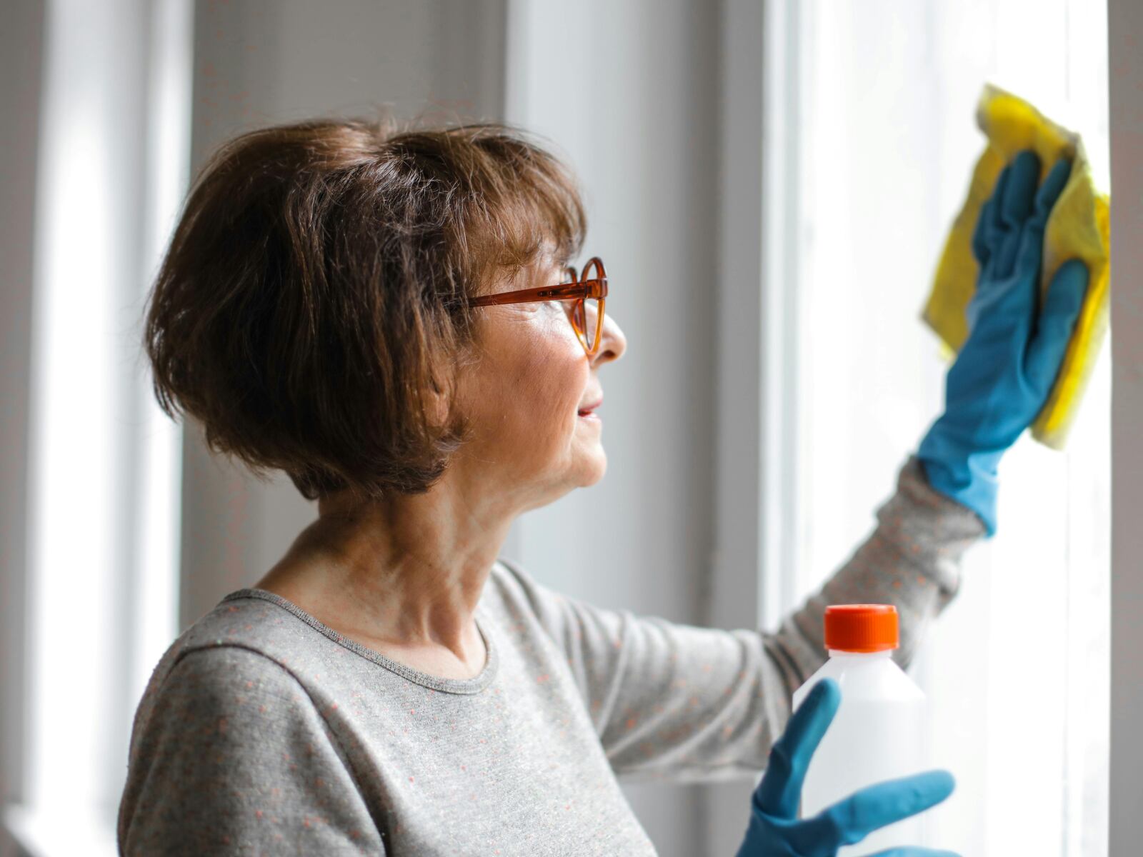 Desde las escuelas hasta los edificios de oficinas, conoce cuánto puede ganar un trabajador de limpieza en Estados Unidos y cómo estos salarios se comparan en diferentes sectores (Foto: Pexels)