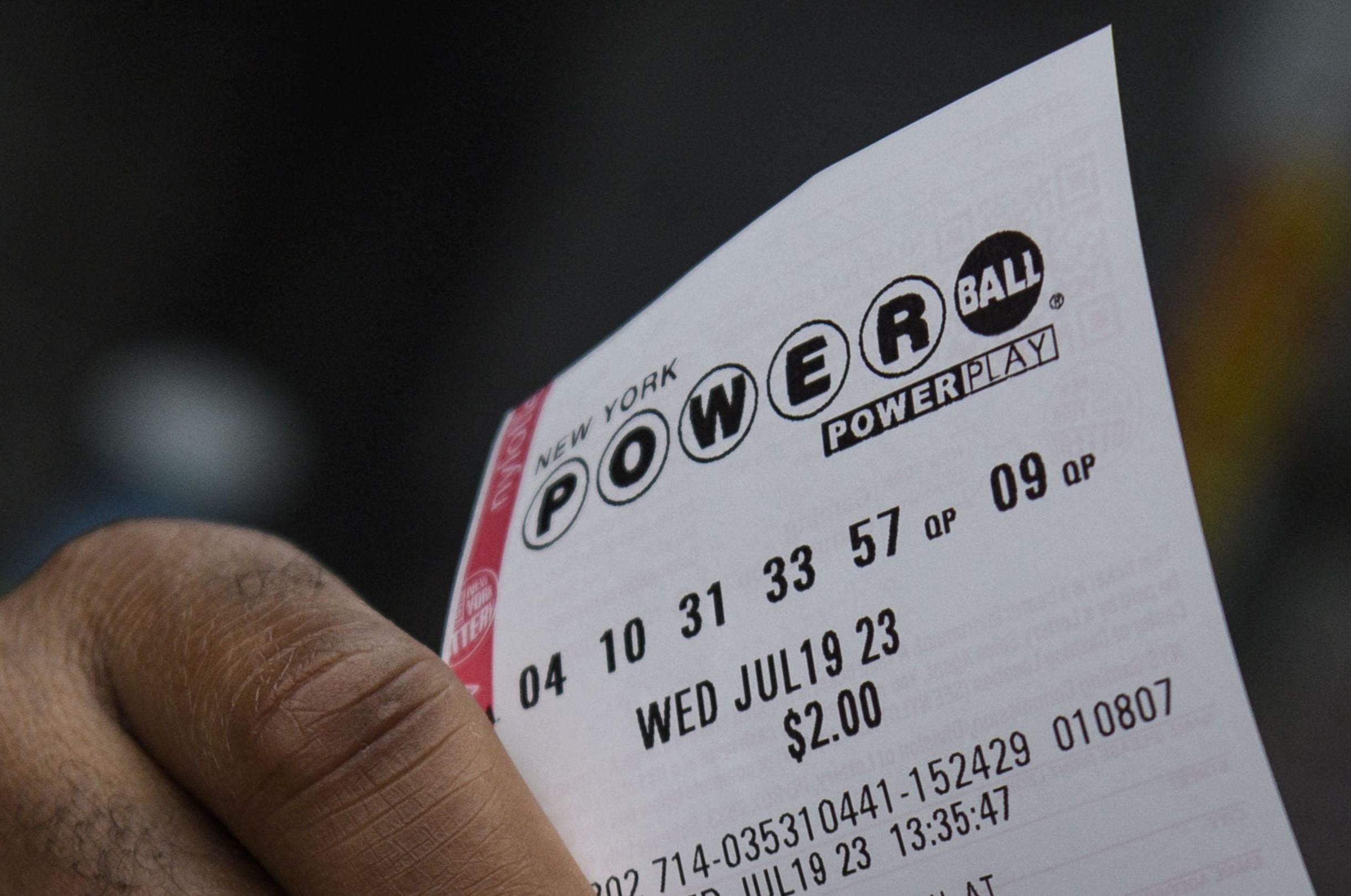 Los plazos límite para la venta de boletos del Powerball varían según la jurisdicción. (Foto: ANGELA WEISS / AFP)