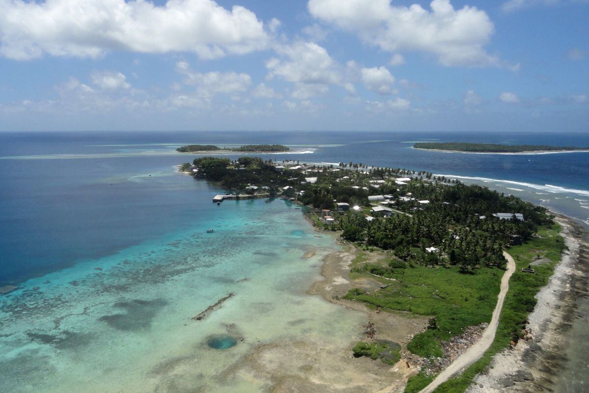 Islas Marshall, con menos de 59.000 habitantes repartidos entre 29 atolones y cinco islas, cerró sus fronteras internacionales en marzo para evitar la pandemia de coronavirus, pero a finales de julio fue relajando las medidas para permitir la entrada de algunas personas, la mayoría trabajadores de una base estadounidense. (Foto de Giff Johnson / AFP).