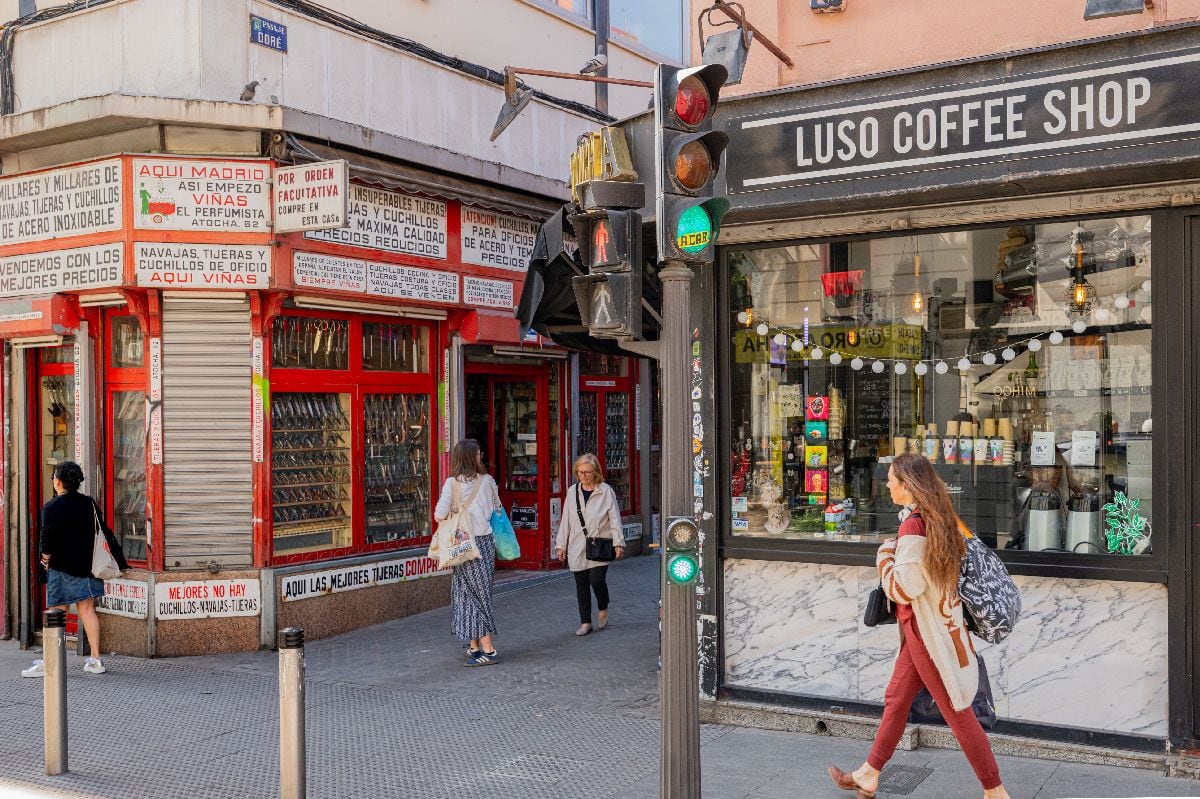 Una cuchillería con casi un siglo de historia en la céntrica calle Atocha, junto a una cafetería especializada recién inaugurada. Fotógrafo: Emilio Parra Doiztua/Bloomberg