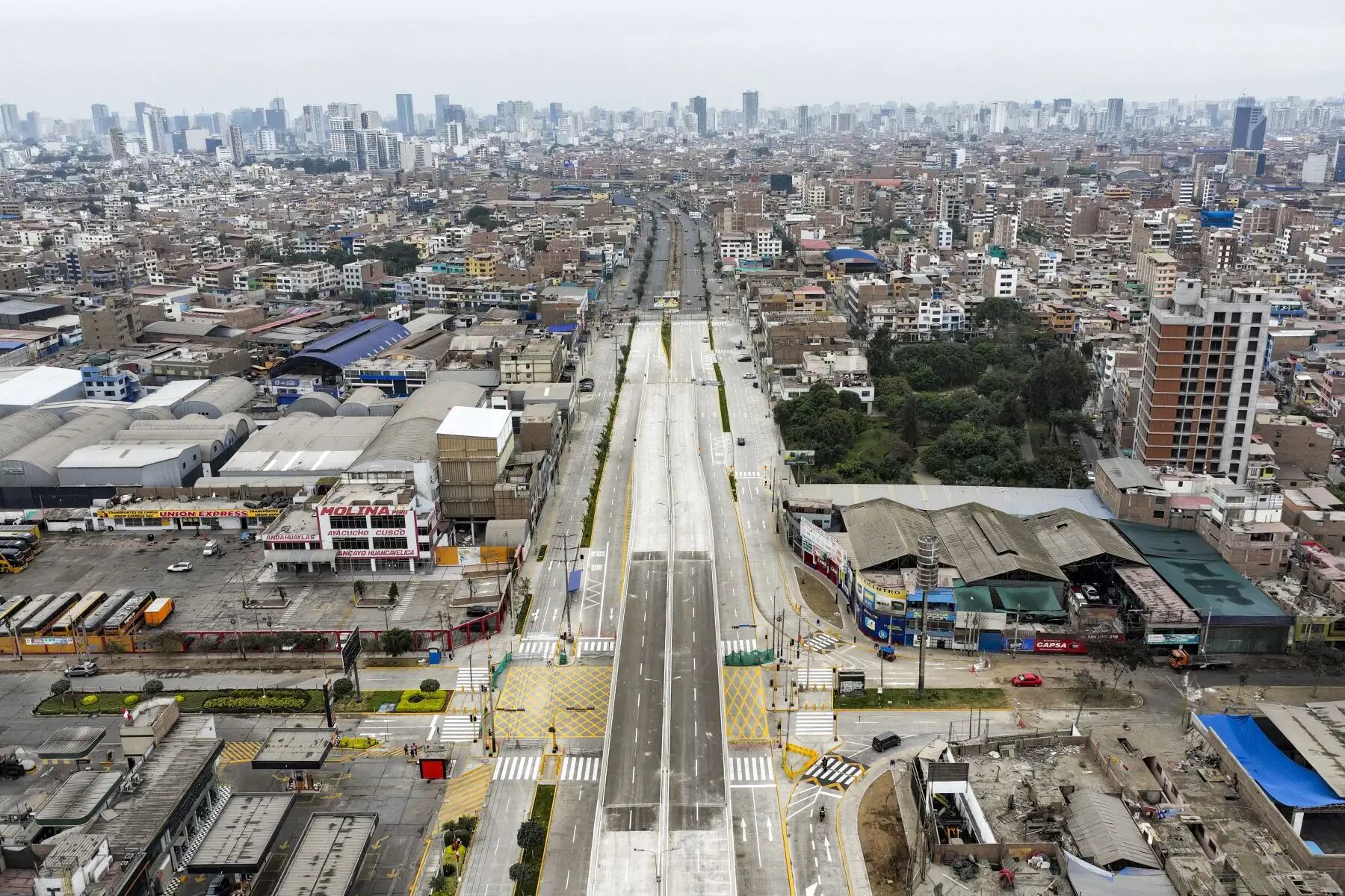 Se trata de un paso a desnivel elevado con un viaducto de 355 metros con dos carriles por sentido, rampas de acceso, veredas y sardineles. (Foto: Andina)