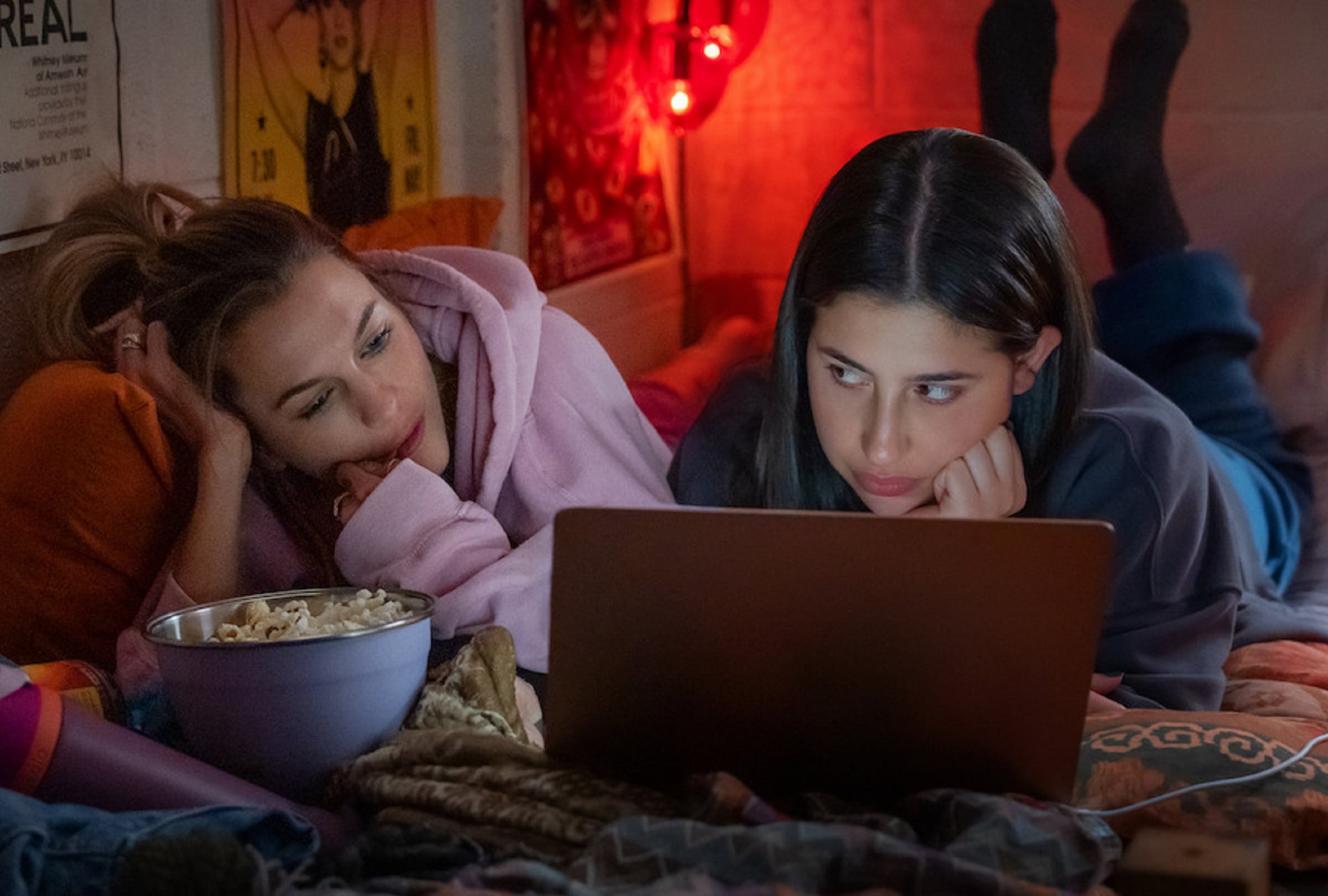 Chloe East interpreta a Celeste y Sadie Sandler interpreta a Devon en la película "Compañeras de cuarto" (Foto: Netflix)