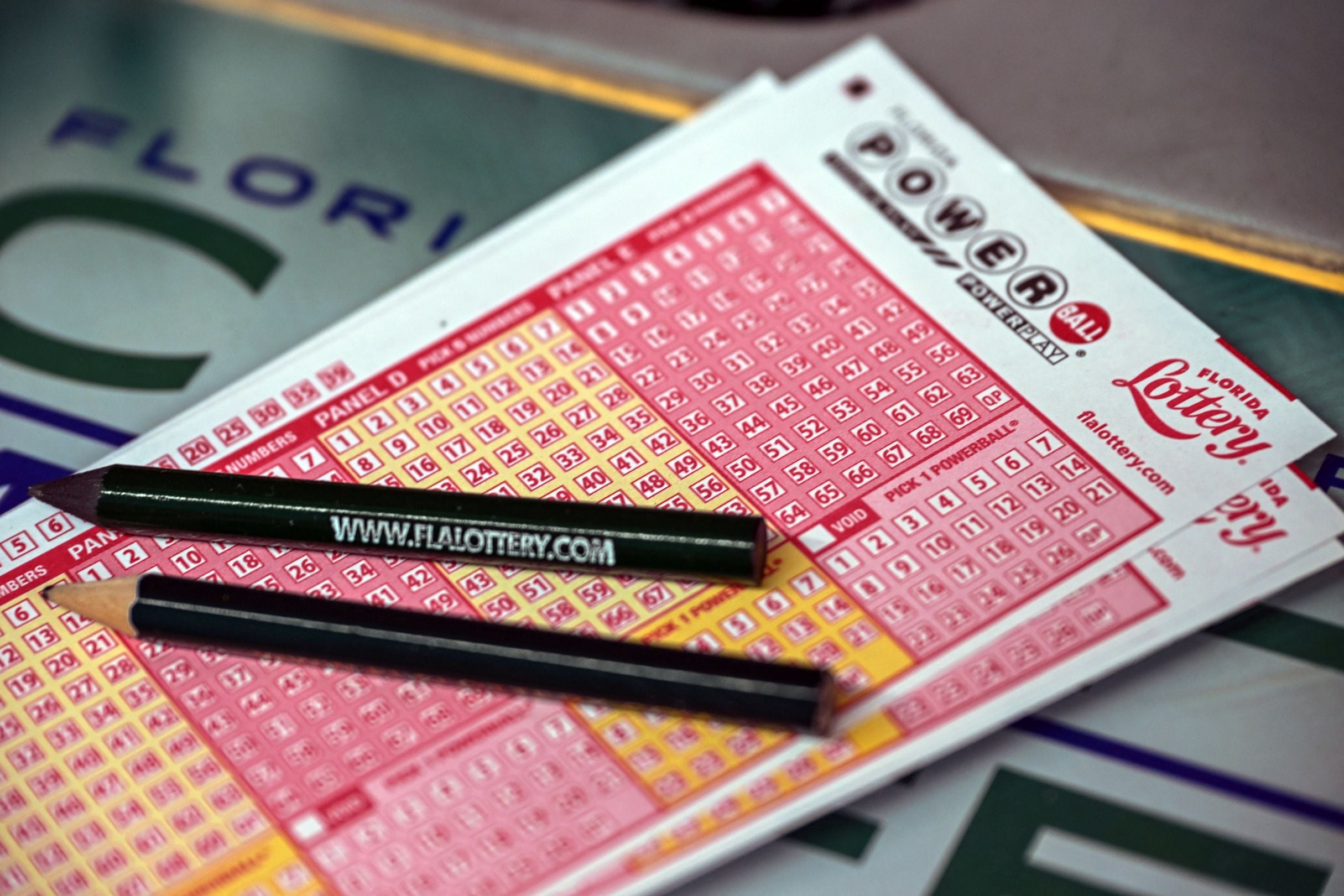 Los plazos límite para la venta de boletos del Powerball varían según la jurisdicción. (Foto: GIORGIO VIERA / AFP)