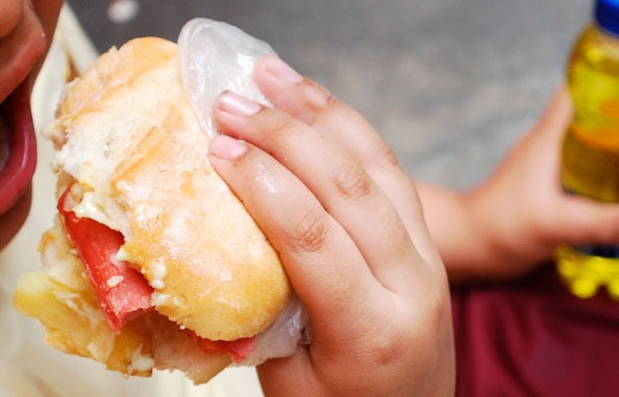 La publicidad de comida basura queda prohibida en radio y televisión entre las 5:30 a.m. y las 9:00 p.m. en el Reino Unido.