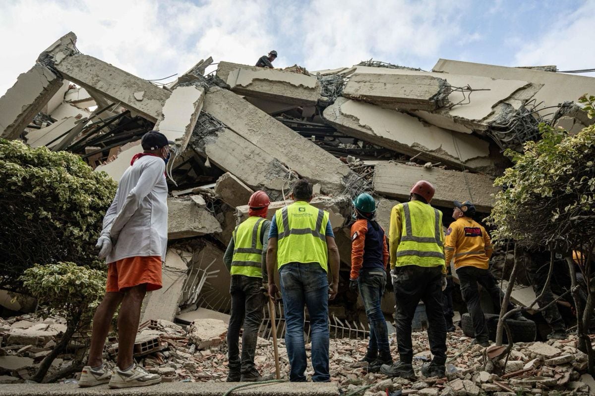 Rescatistas participan en labores de búsqueda en un edificio afectado por un terremoto, este sábado en La Guaira (Venezuela). Foto: EFE/ Henry Chirinos