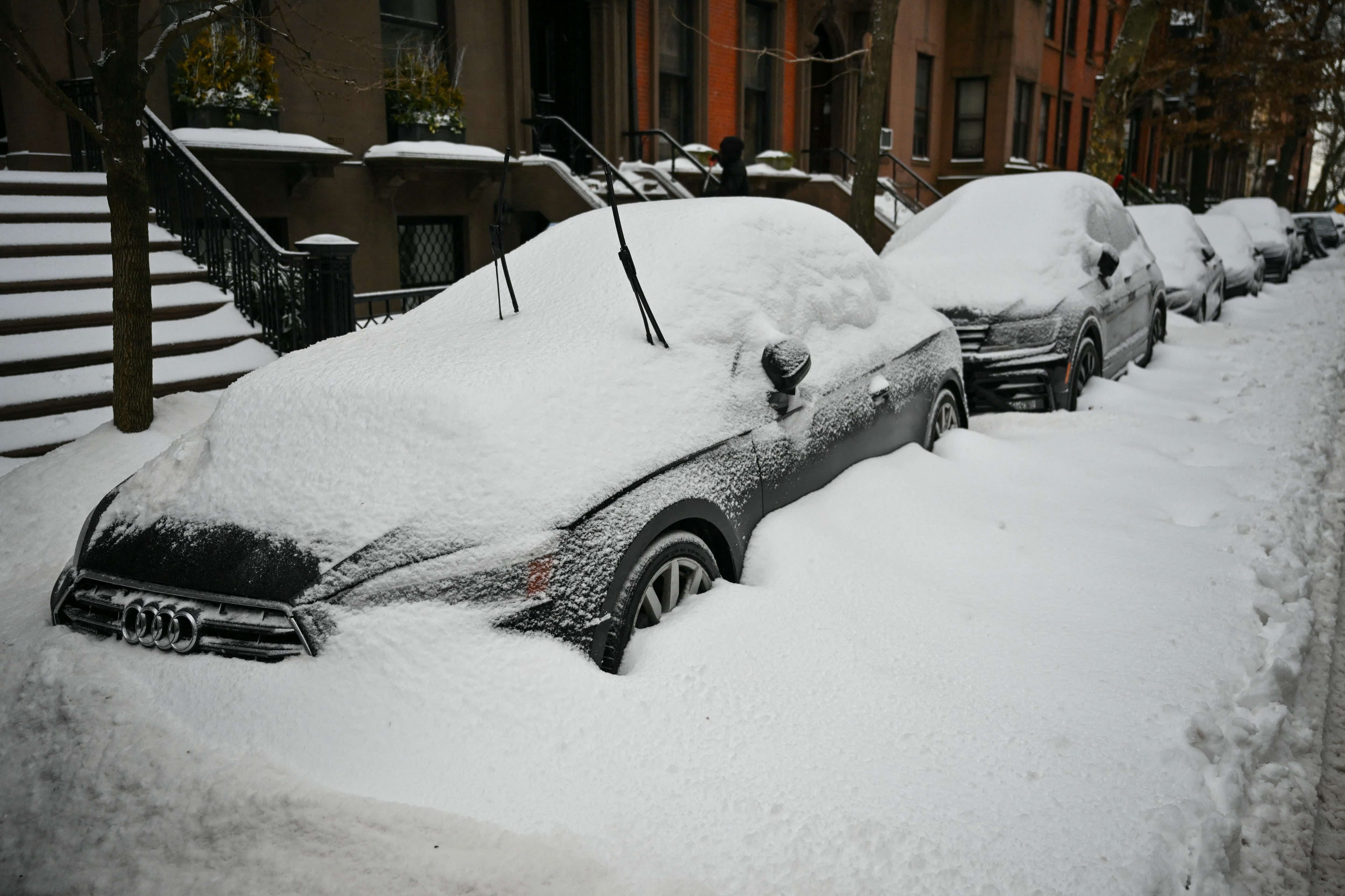 La cantidad de nieve que cayó en Nueva York el 25 de enero fue suficientes para que los vehículos queden atascados (Foto: AFP)