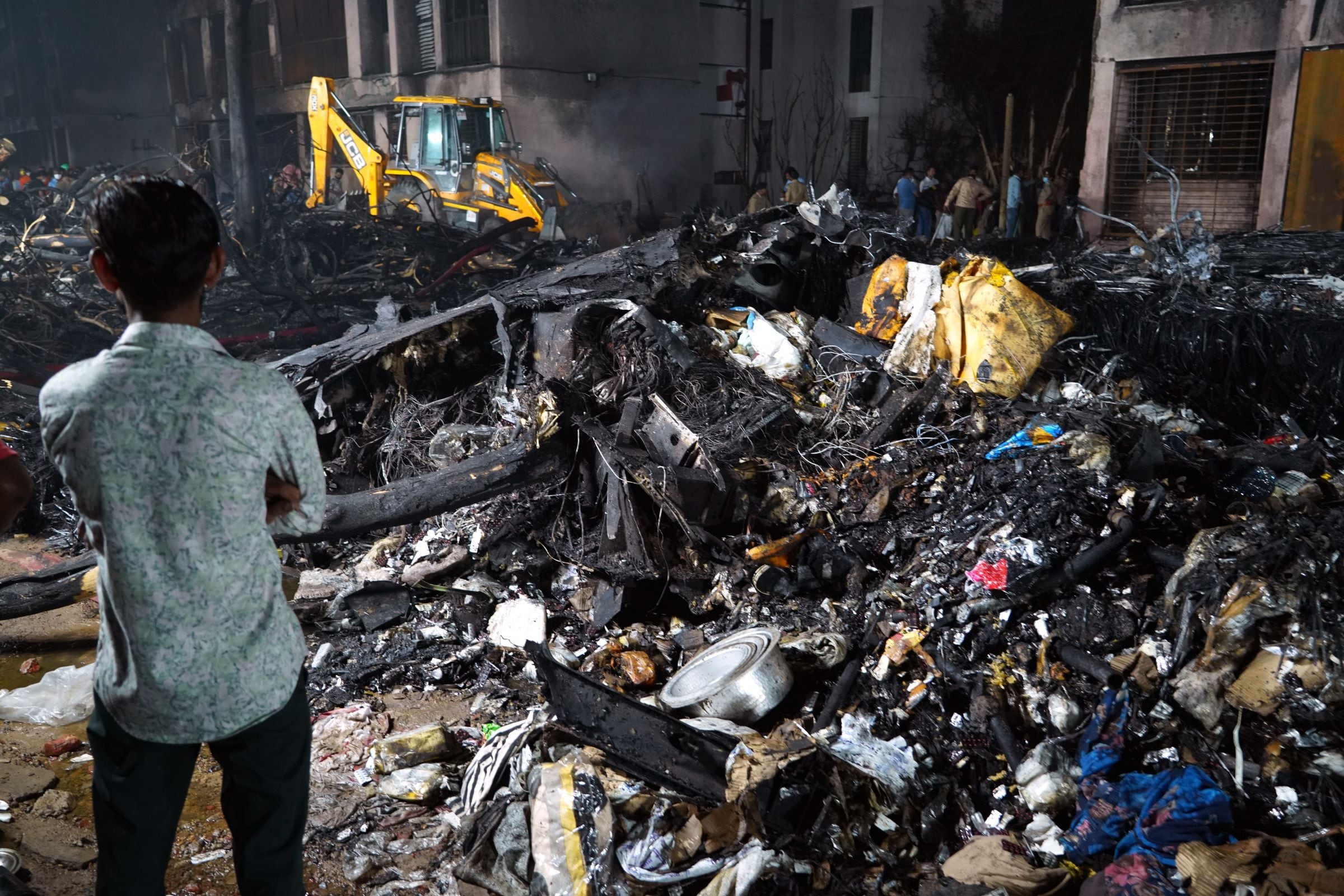 Un hombre es testigo de los restos del accidente aéreo. El vuelo AI171 de Air India, con destino a Londres y con 242 pasajeros y tripulantes a bordo, se estrelló minutos después del despegue en la zona de Meghaninagar en Ahmedabad (Foto: EFE)