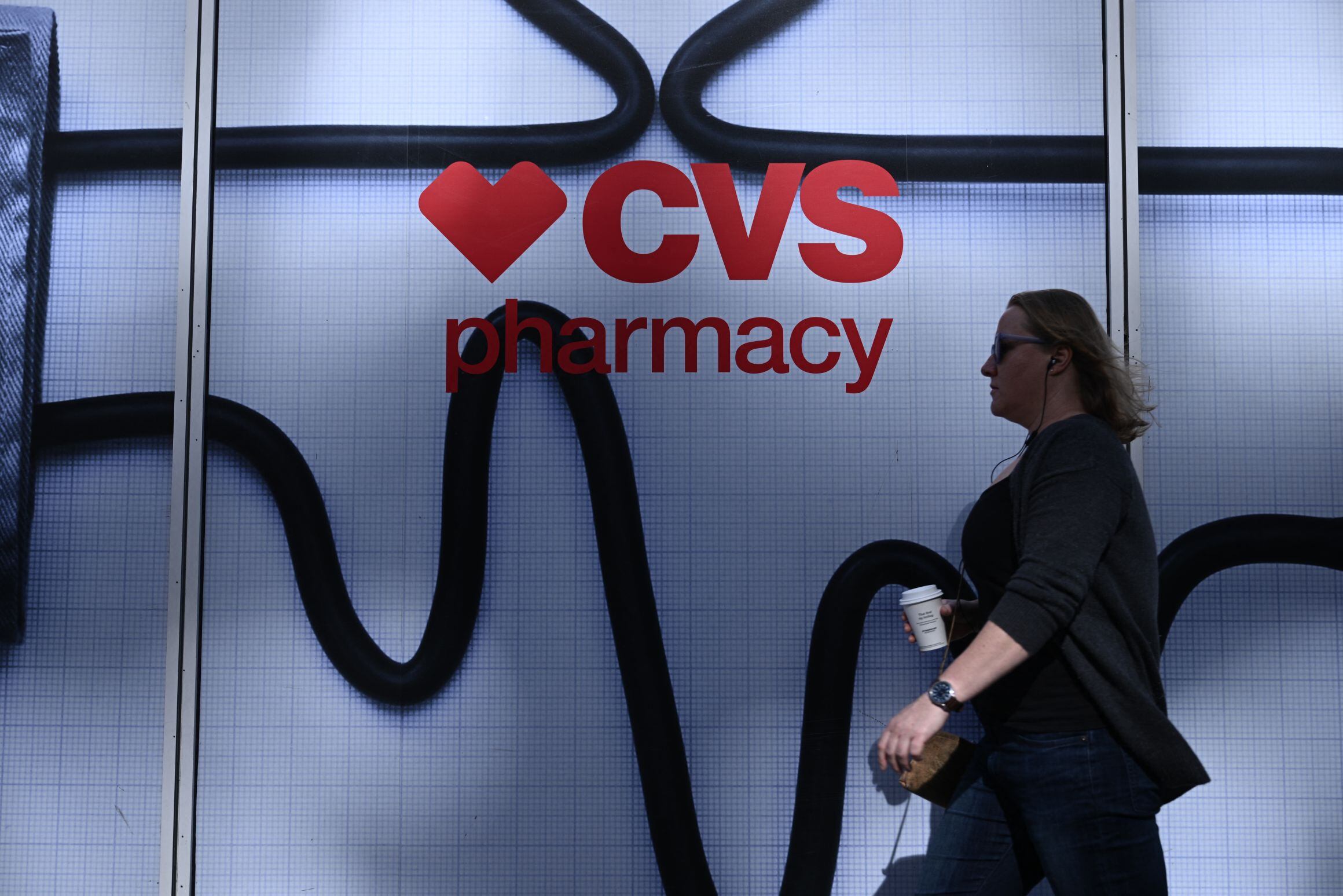 La cadena CVS anunció el cierre de 300 de sus tiendas en 2024 (Foto: AFP)