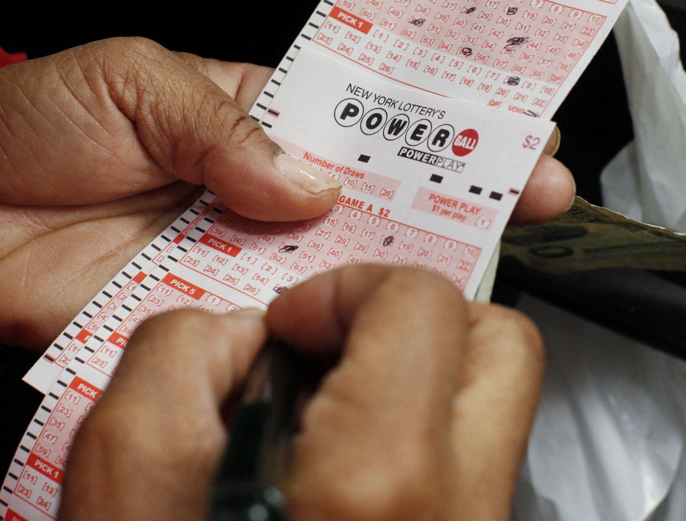 Los plazos límite para la venta de boletos del Powerball varían según la jurisdicción. (Foto: KENA BETANCUR / AFP)