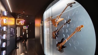 Un museo de la historia del rock reúne 45 guitarras legendarias en España