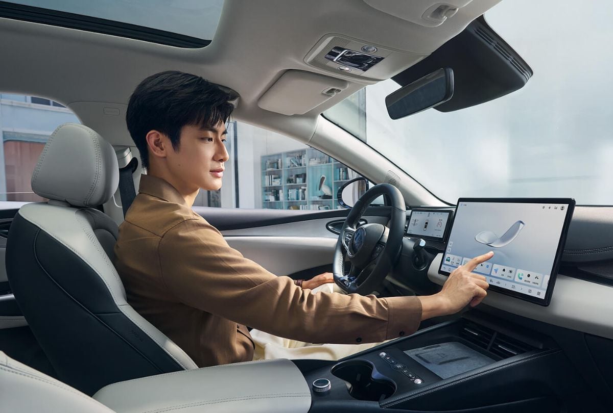 El diseño trasero del BYD Seal 06 ofrece iluminación en el emblema trasero de la marca. (Foto: BYD)