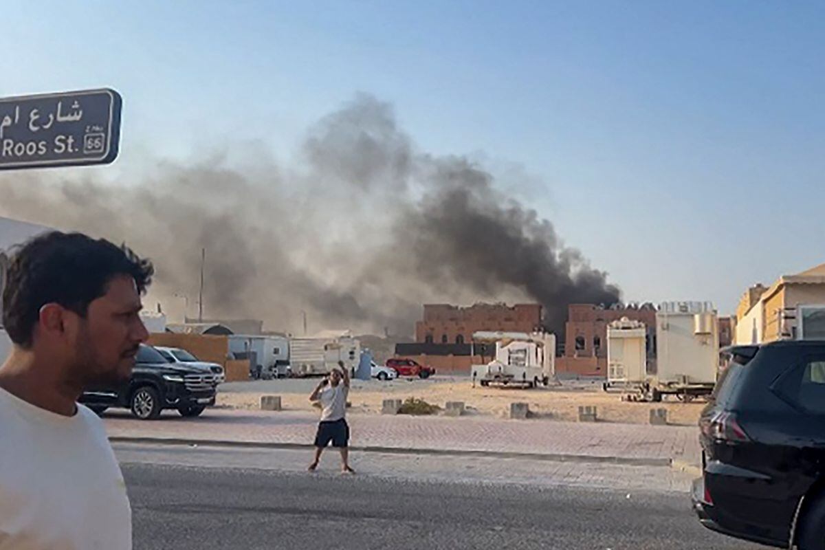 Esta imagen tomada de un vídeo de AFPTV muestra el humo que se eleva tras las explosiones en la capital de Catar, Doha, el 9 de septiembre de 2025. Foto: Jacqueline PENNEY / AFPTV / AFP