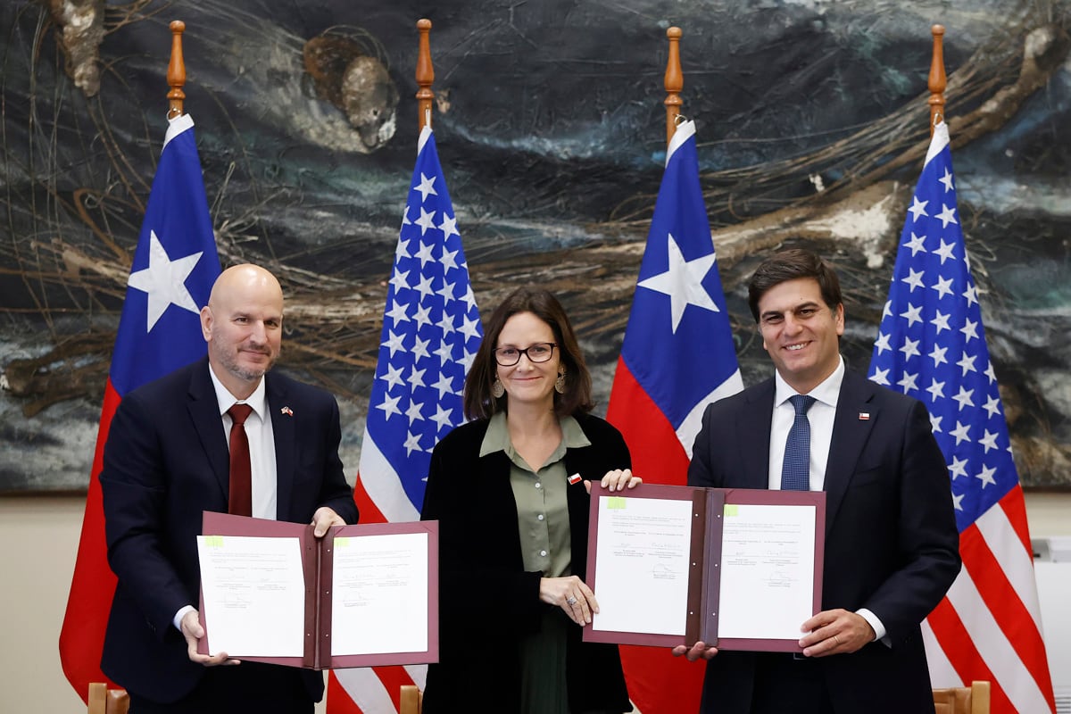 El embajador de Estados Unidos en Chile, Brandon Judd (i); la subsecretaria de Relaciones Económicas Internacionales chilena, Paula Estévez (c), y el subsecretario de Minería chileno, Álvaro González, posan durante una firma de acuerdos en minería y seguridad entre Chile y Estados Unidos este lunes, en Santiago (Chile). Chile y Estados Unidos firmaron un acuerdo de seguridad para fortalecer la lucha contra las drogas y el crimen organizado internacional, que incluye el aporte de un millón de dólares por parte de Washington. EFE/ Elvis González