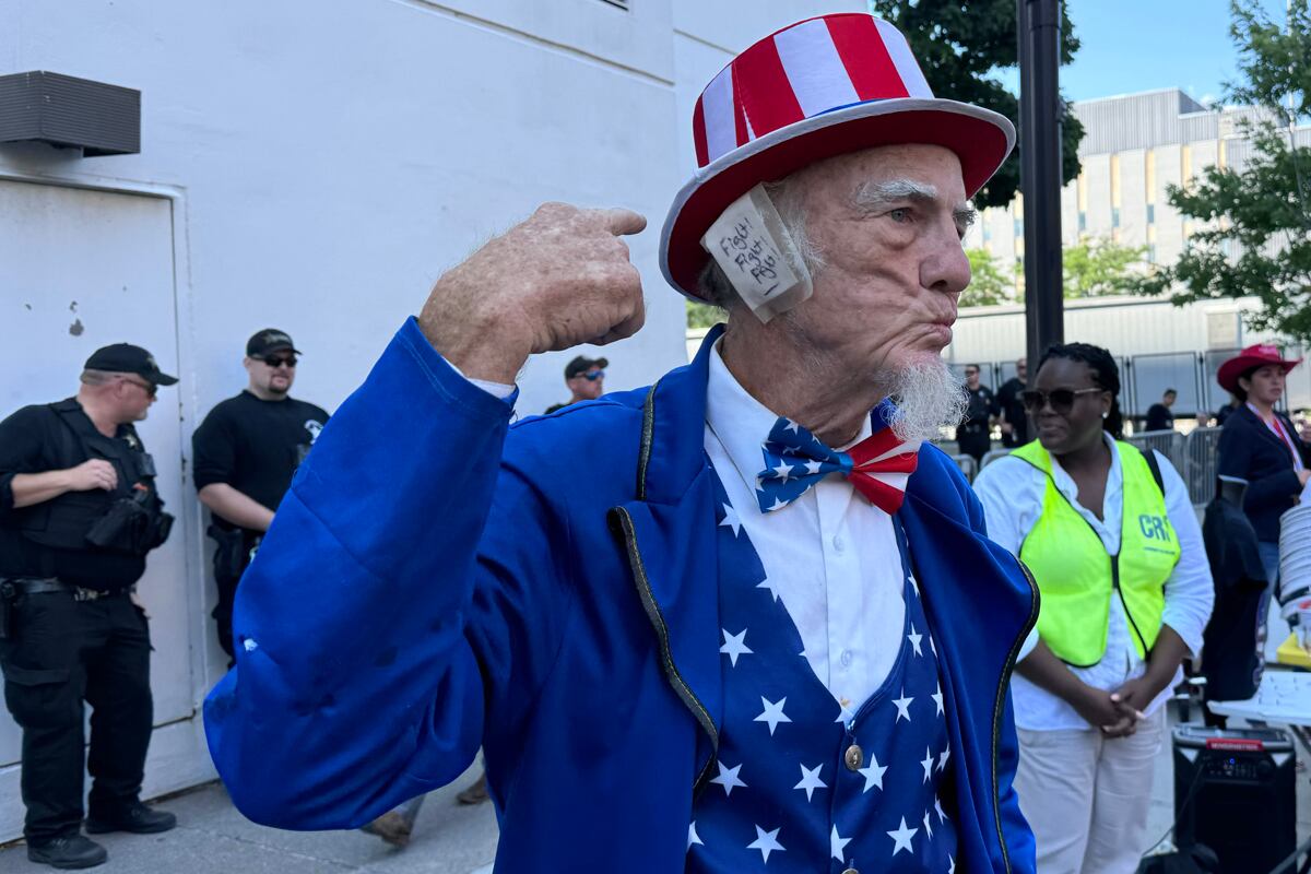 Duane Schwingel habla durante una entrevista con EFE este jueves en Milwaukee (Estados Unidos). Debajo del sombrero y la barba blanca se esconde Duane Schwingel, un hombre de Florida que tampoco se pierde casi ninguna aparición pública de Trump y que reparte comida a domicilio para costear los viajes que emprende por todo el país. EFE/ Octavio Guzmán
