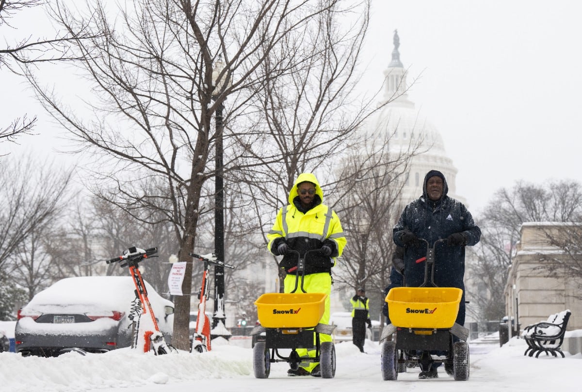 Durante la tormenta invernal en EE.UU., la sal se convierte en una herramienta clave para reducir hielo y prevenir accidentes. | Crédito: SAUL LOEB / AFP