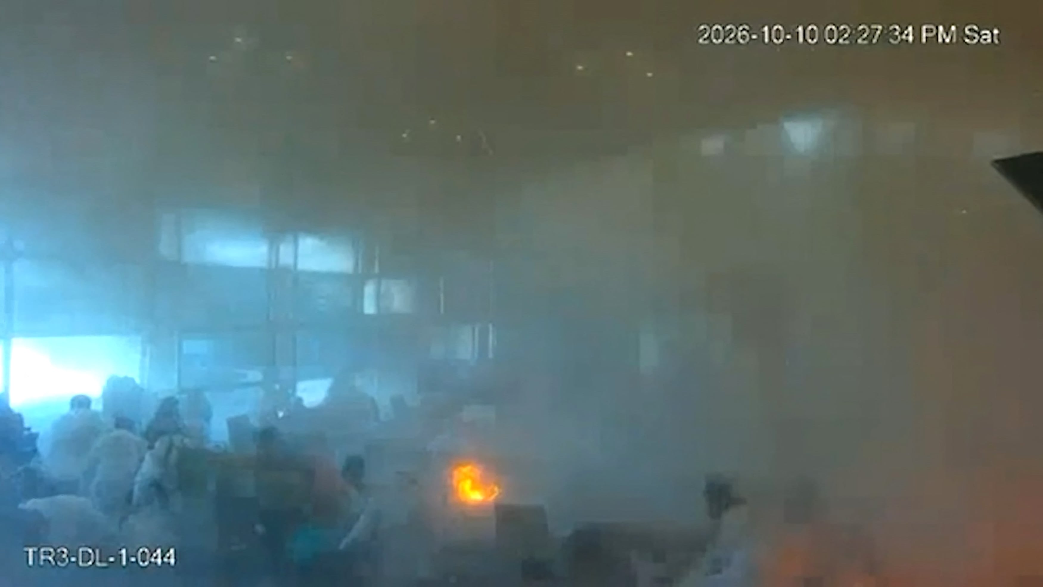 El momento en que el Aeropuerto Internacional Rey Khalid de Riad fue alcanzado por un ataque hutí el 10 de octubre de 2026. (Foto del Ministerio de Medios de Comunicación de Arabia Saudita / AFP).