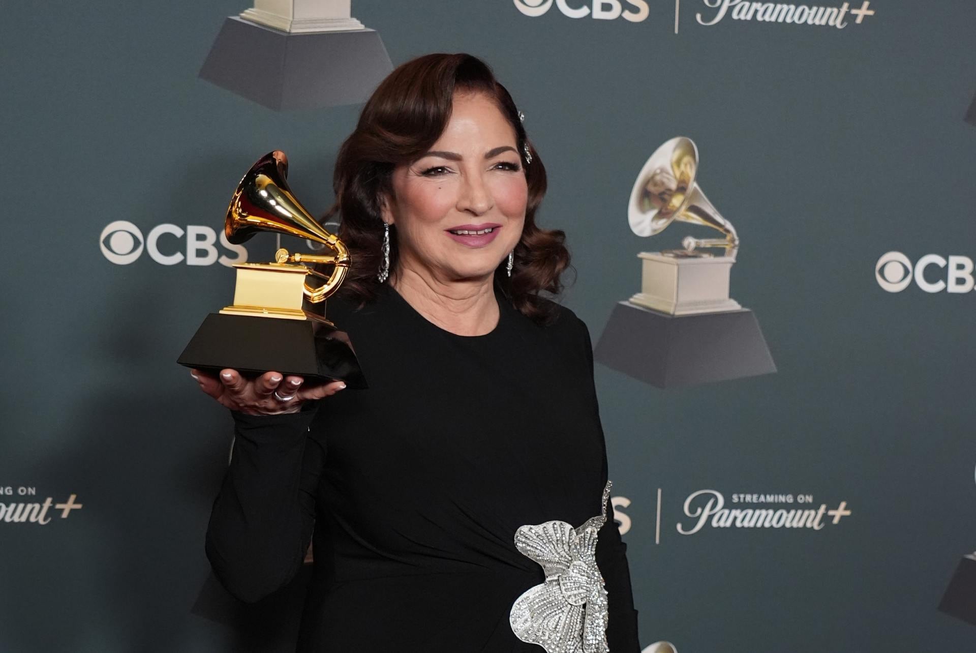 Gloria Estefan posa en la sala de prensa con el premio al mejor álbum tropical latino por "Raíces" durante la 68.ª edición de los Premios Grammy, el domingo 1 de febrero de 2026, en Los Ángeles. (Foto de Richard Shotwell/Invision/AP)