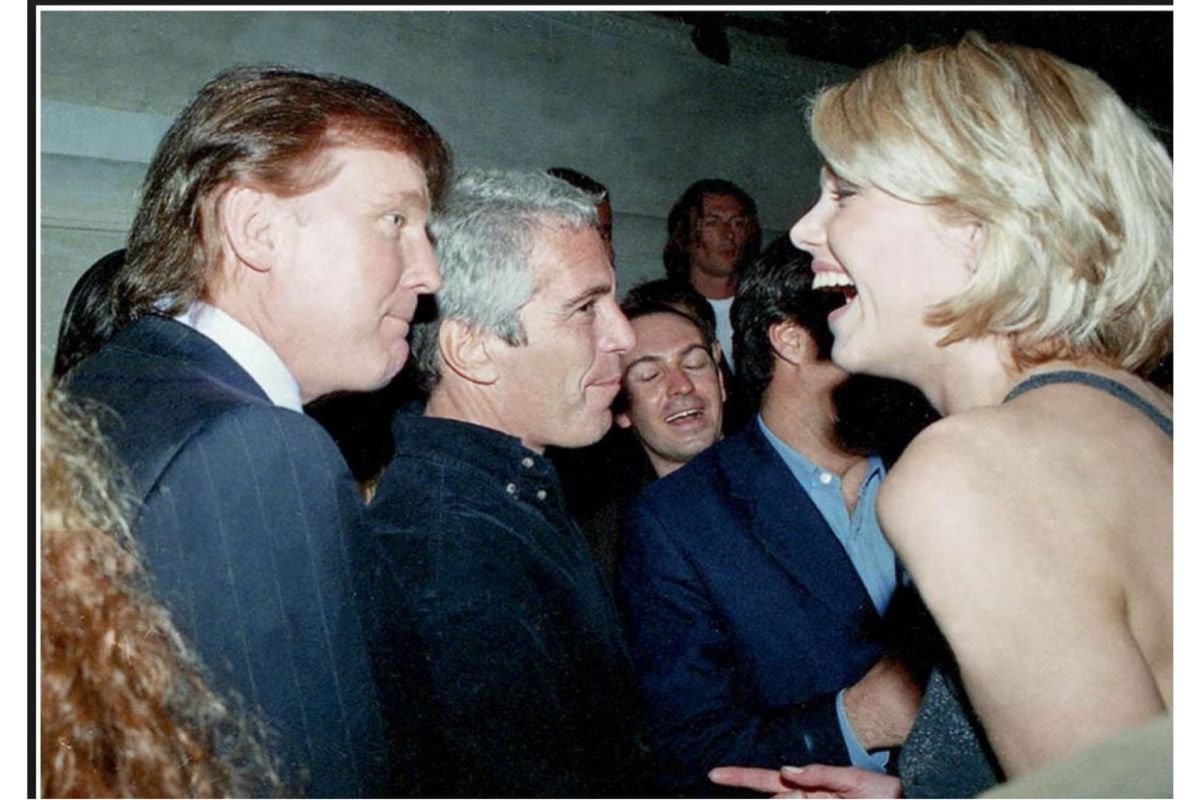 Fotografía sin fecha específica de toma publicada por los demócratas del Comité de Supervisión de la Cámara Baja (Oversight Dems) del presidente de los Estados Unidos, Donald Trump, rodeado de mujeres. Foto: EFE/Oversight Dems