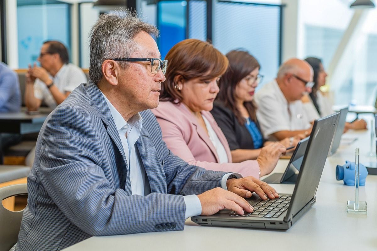 La inteligencia artificial puede ayudar a los emprendedores mayores de 50 años a optimizar la gestión de sus negocios, agilizar tareas y explorar nuevos mercados. Foto: Cortesía.