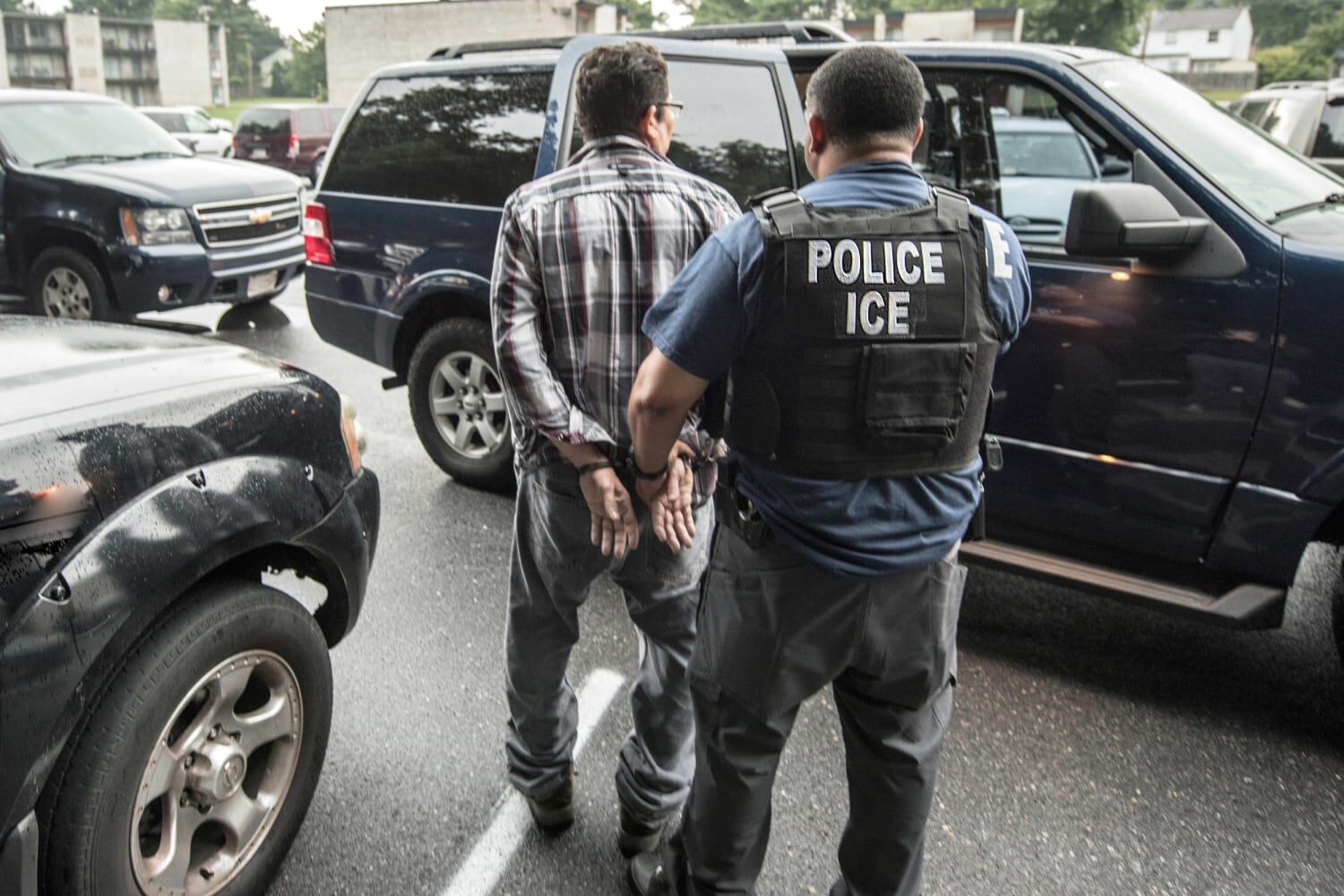 Un agente del ICE capturando a un inmigrante ilegal en Estados Unidos (Foto: EFE)
