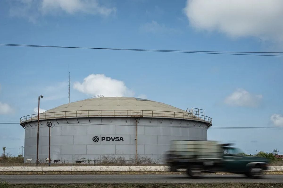 Fotografía de archivo de un tanque petrolero en Maracaibo (Venezuela). Foto: EFE/ Henry Chirinos