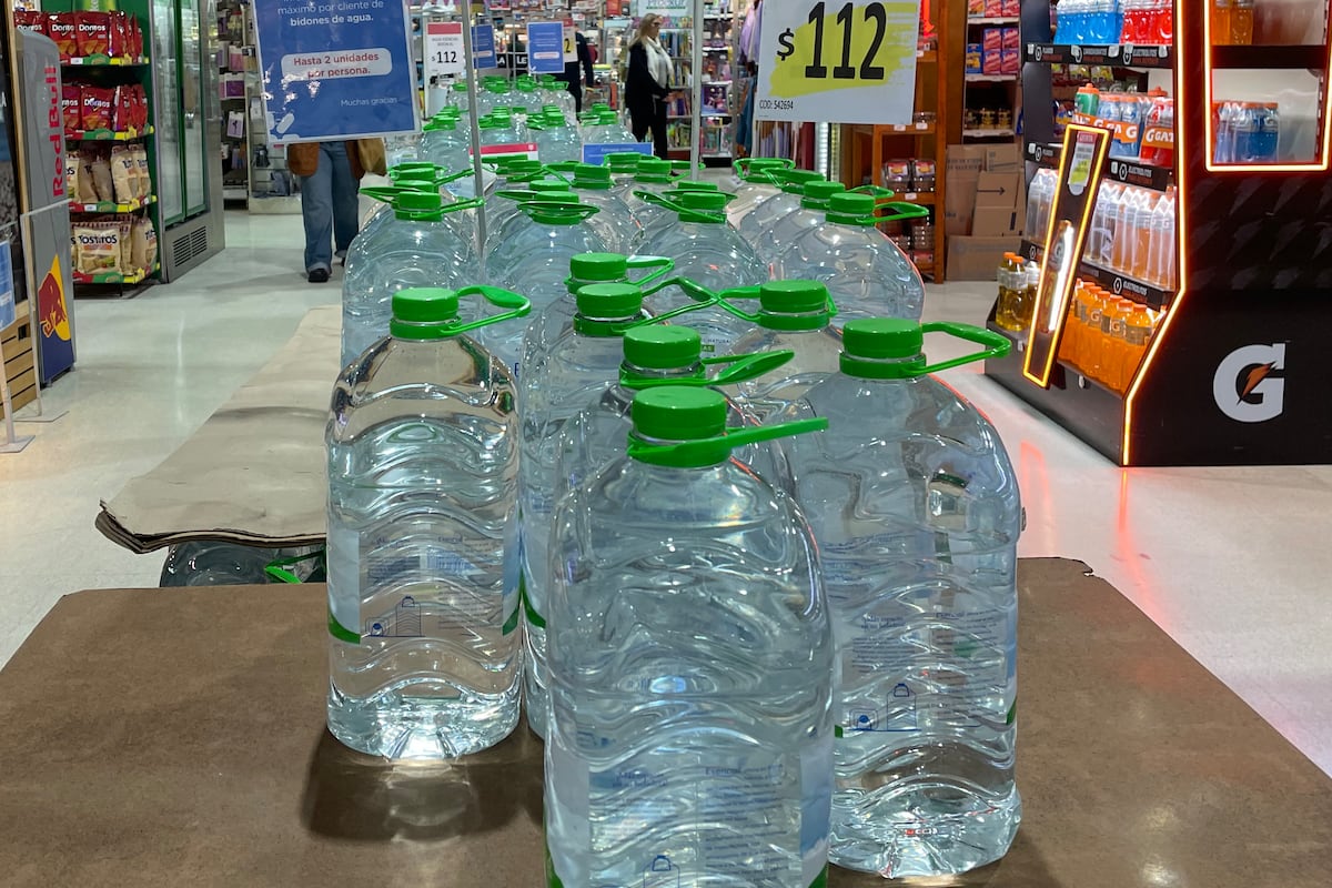 Cártel en el mercado de agua embotellada en Puerto Maldonado Foto: archivo AFP/ Joanna MARCOS